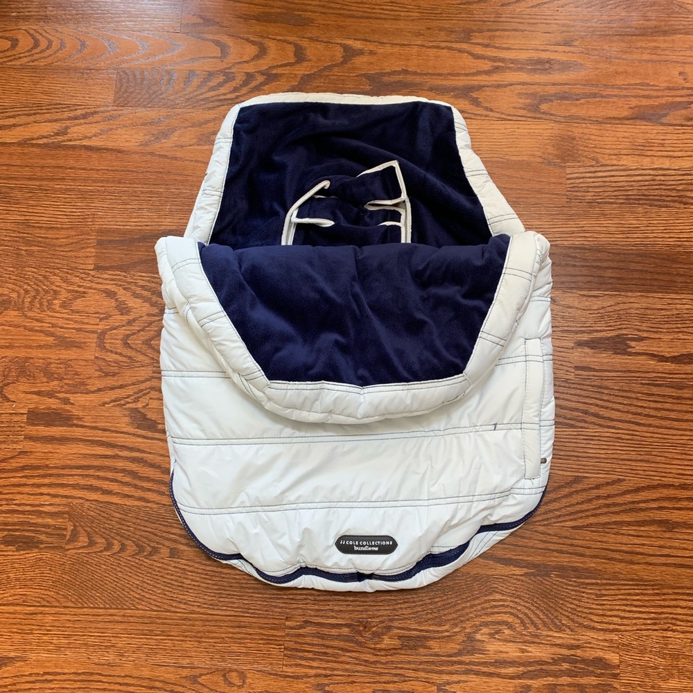 JJcole bundleme bunting to keep baby warm!